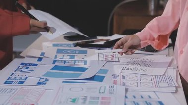 Genç bayan tasarımcı projesi üzerinde çalışıyor.