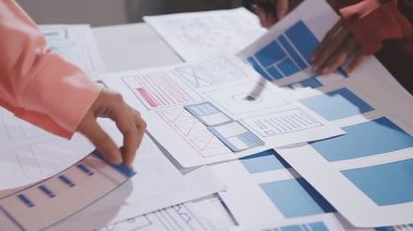 Projenin taslağını tutan kadınların ellerini kapatın.