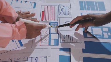 Mimar, stüdyonun planlarını çizerek çalışıyor.