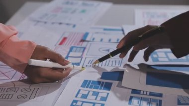 mimar ofis planı üzerinde çalışıyor