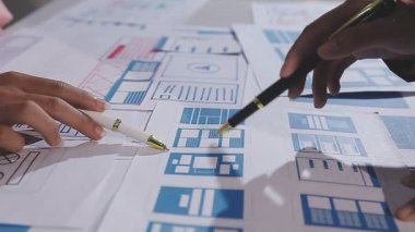 Ofiste planı olan erkek mimar