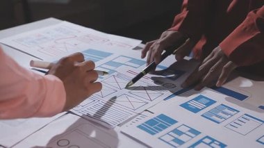 Ofiste çalışırken, kadın mühendisin planının bir kopyasını kullanarak görüntüsünü kapat.