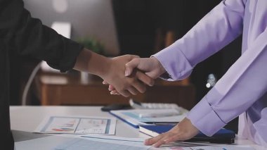 İş Adamları Tokalaşıyor