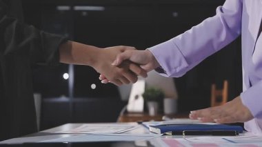 İki işadamı el sıkışıyor, tokalaşıyor, iş görüşmesi yapıyor..
