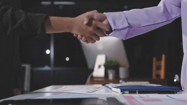 İş adamları el sıkışması, iş anlaşması kavramı