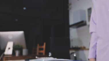 İş adamı partneriyle tokalaşıyor