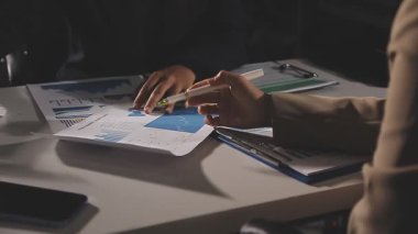 Ekonomik tablolar ofisteki masada..