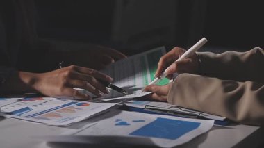 Modern ofiste çalışan iş adamları