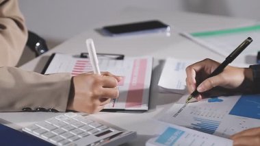 Yakın plan. Elinde mali tablosu olan bir kalem tutan işadamı elleri..