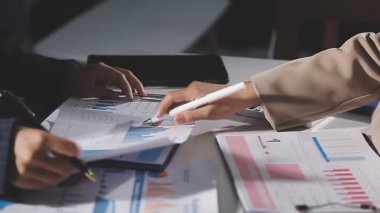 Modern işyerindeki mali rapor üzerinde çalışan işadamlarının kapatılması.