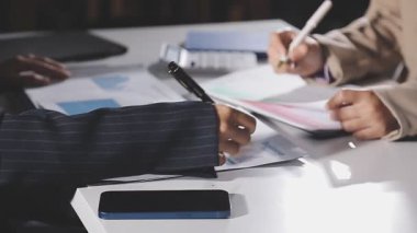 İş adamları ofiste toplanıyor.