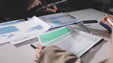 İşadamı tabletle mali verileri analiz ediyor