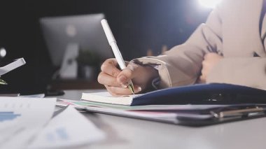 İş adamı el yazısı ofiste deftere