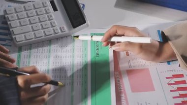 Finansal belgeler ve hesap makinesiyle çalışan kadın