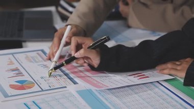 İş adamları ofiste verileri tartışıyor ve analiz ediyor, mali rapor ve toplantı kavramı