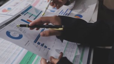 İş ekibinin birlikte çalışmasını yakından takip edin.