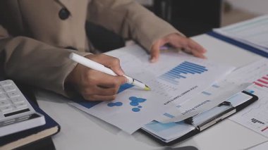 Ofis masasında dizüstü bilgisayarda çalışan bir iş adamı..