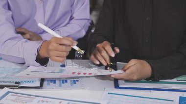 İş adamları ofiste buluşuyor. İş ekibi çalışması.