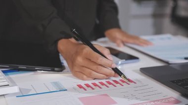 İş adamı finansal grafikleri ve grafikleri analiz ediyor