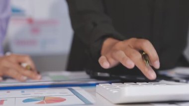İş kadını dizüstü bilgisayardaki finansal tabloları analiz ediyor