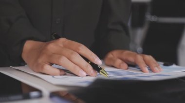 Ofiste dizüstü bilgisayarda çalışan iş adamını kapatın..