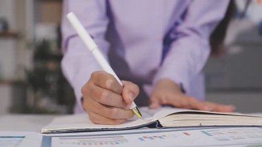 Ofiste çalışan iş adamları