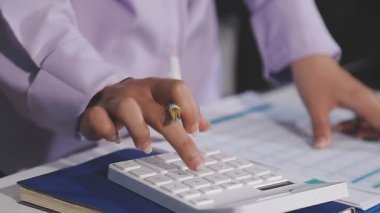 İş adamları veriler hakkında istatistik tartışıyor ve analiz ediyorlar