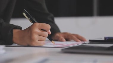 İş adamı defterde yazıyor.