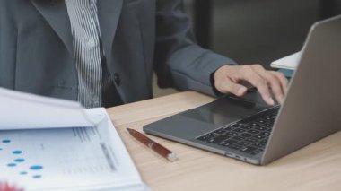 Ofiste çalışan iş adamları.