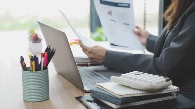 Ofiste Dizüstü bilgisayarda çalışan kadın