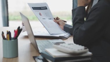 Ofiste bilgisayarla çalışan iş kadını, iş ve mali konsept.