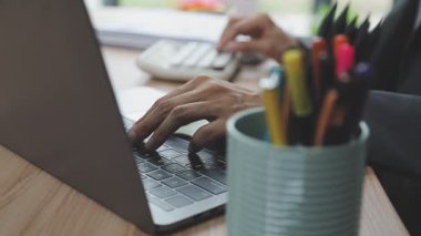 Modern ofisinde çalışan genç iş adamları