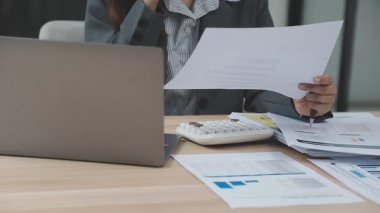 Ofiste çalışan iş kadını.