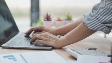 İş adamları ofis ile bilgisayar üzerinde çalışır ve pazarlama analizi ile başlar.