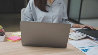 Ofiste çalışan iş kadını.