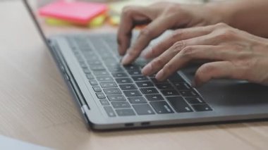 Klavyede yazan kadın