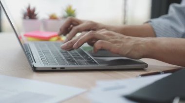 Kapat - Ofiste dizüstü bilgisayar kullanan adama yaklaş