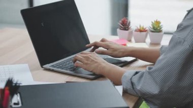 İşadamı ofiste dizüstü bilgisayarla çalışıyor.