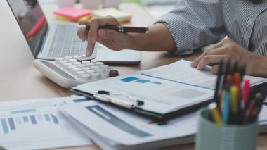 Ekonomik raporla birlikte çalışan işadamı