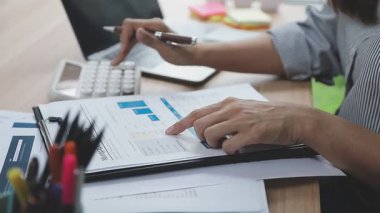 iş insanların birlikte çalışma ofisinde yakın çekim.