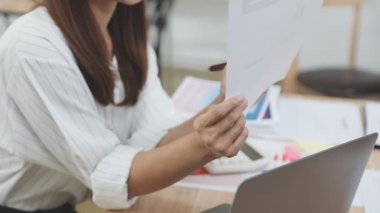 Ofiste dizüstü bilgisayar kullanan iş kadını