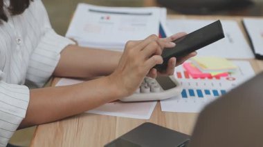 İş adamı verileri dizüstü bilgisayar ve tabletle analiz ediyor