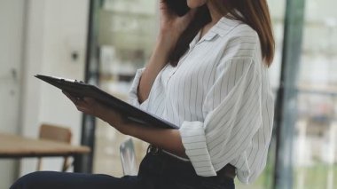 Dijital tablet tutan kadın