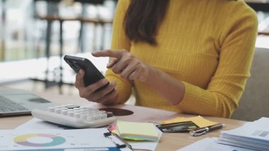 İş dünyası, teknoloji ve insan kavramı - akıllı telefon kullanan ve not yazan iş kadınlarının kapatılması