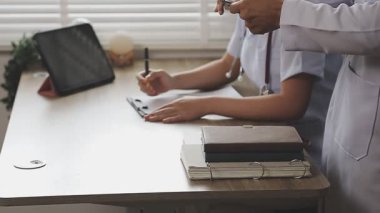 Doktor klinikte deftere yazı yazıyor..