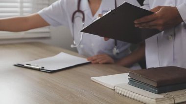 Doktorun ellerini panoya yazarken kapat..