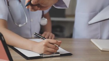 Hastane ofisinde çalışan genç Asyalı doktor, tıbbi sağlık konsepti, hasta ile çalışan doktor..