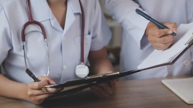 Stetoskop tutan kadın doktorlara yakın çekim