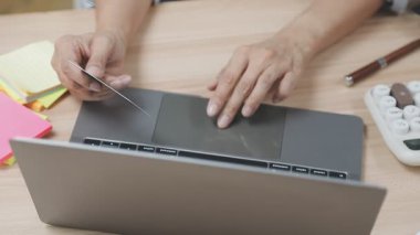 Bir tablet üzerinde grafik tableti ve grafik çizimi kullanan tasarımcı