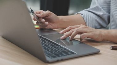 Ofiste dizüstü bilgisayarla çalışan iş adamı, iş ve finans kavramı.